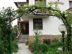 Веселата къща, Долна Баня
