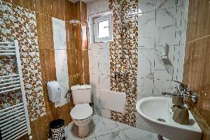 Баня с тоалетна
