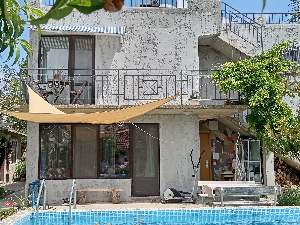 Сивата къща / La Maison grise, Попович